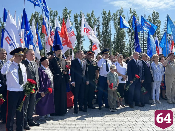 В парке Победы Саратова под гимн подняли флаг России